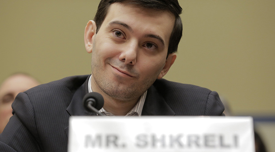 因哄抬罕藥價格以獲取暴利的圖靈製藥執行長Martin Shkreli，在聽證會上擺出輕蔑的冷笑。