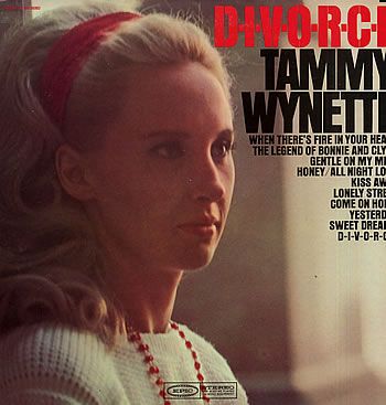 鄉村歌手Tammy Wynette於1968年發行的暢銷單曲〈D-I-V-O-R-C-E〉。