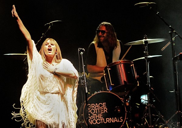 Grace Potter & The Nocturnals於現場表演。