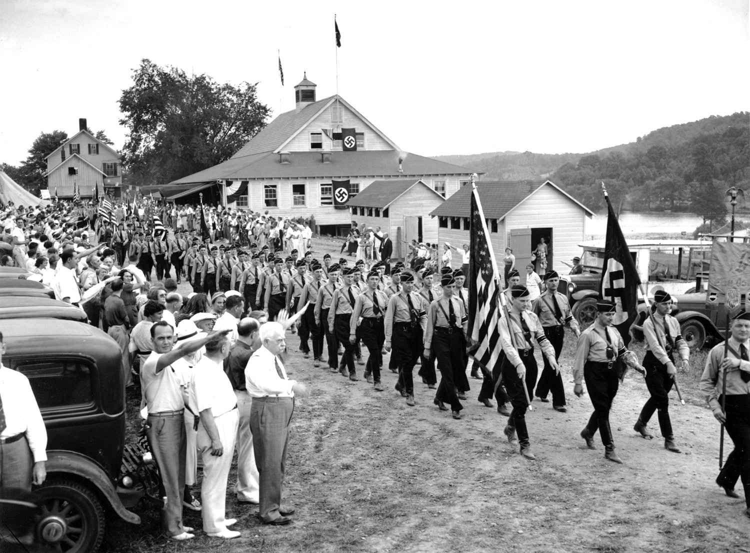 1937年7月18日，近1000名德美同盟成員穿越紐澤西州小鎮，在蘇塞克斯山舉辦佔地100英畝的營會。