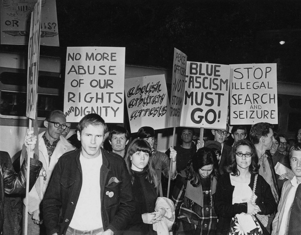 1967年警方突襲黑貓酒吧導致400多人參與抗議行動，並被晚間新聞報導。