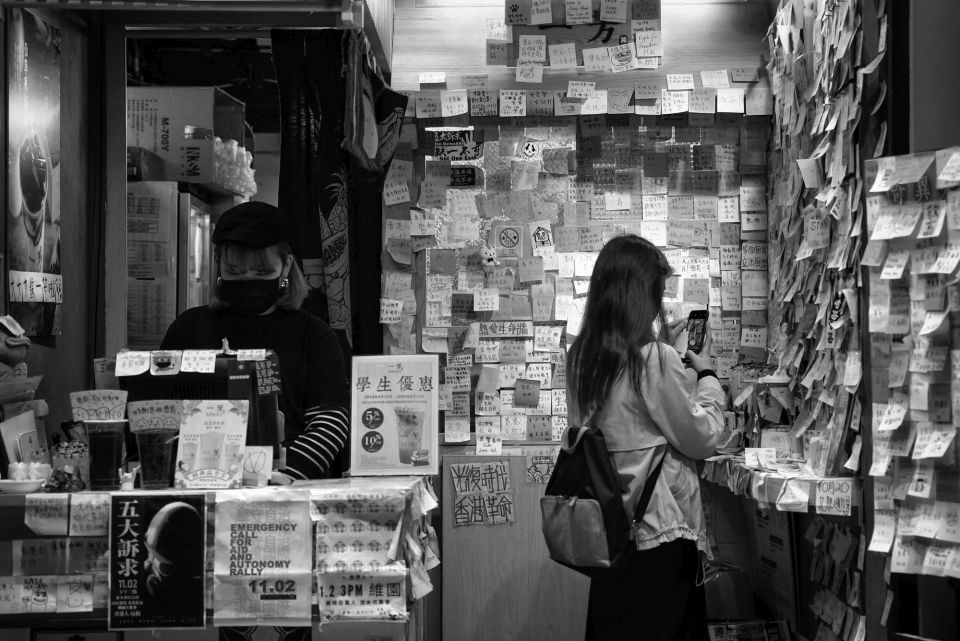 香港一家支持反送中運動的飲料舖，在店內設置加油連儂牆。劉貳龍／攝影。