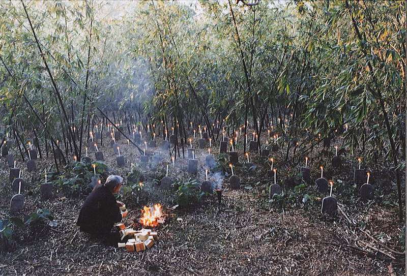 電影開始於主角尋找當年自己背叛的朋友下落。