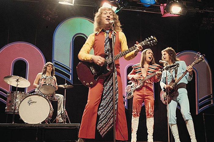 Slade原始團員由主唱Noddy Holder、吉他手Dave Hill、貝斯兼多項樂器的Jim Lea和鼓手Don Powell四人所組成。