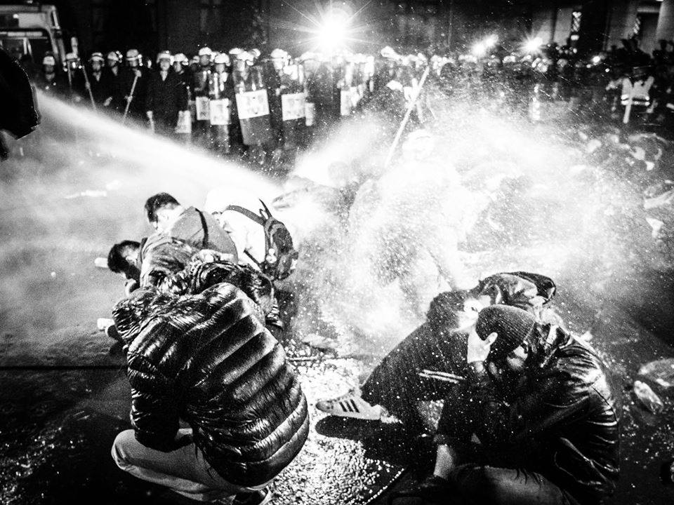 高壓水車強噴坐在地上不願散去的民眾，多日來對於警察的柔性抗爭，在國家機器之前證明無效。