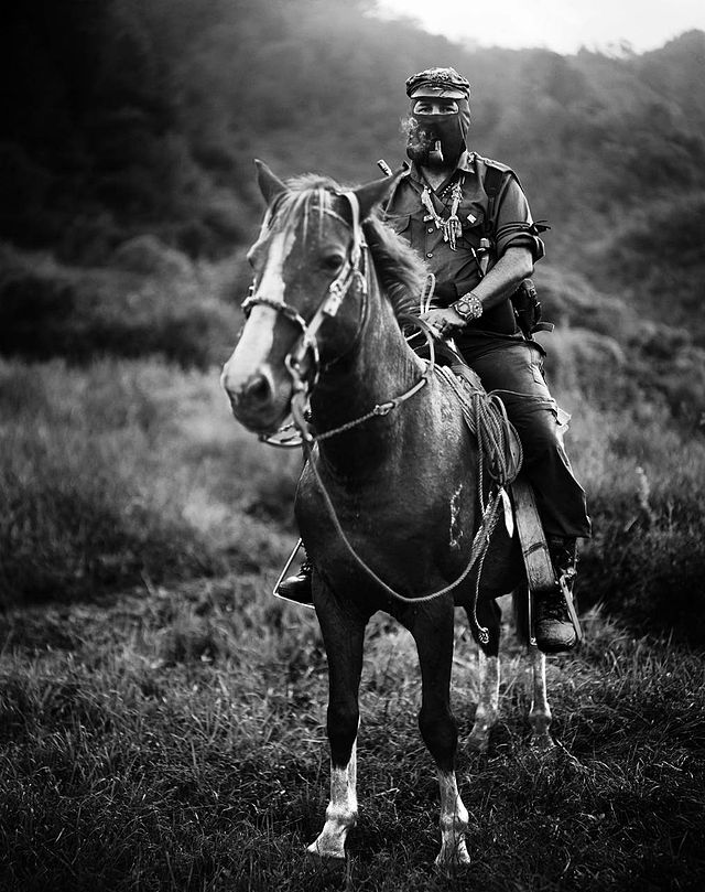 薩帕塔解放軍首領馬珂士身分不明。他自稱是「副總司令」，因為原住民才是總司令。