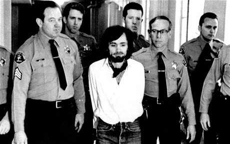 查爾斯・曼森（Charles Manson）組建的「曼森家族」是六Ｏ年代末惡名昭彰的犯罪集團，憑藉個人魅力和冷酷無情的內心指使著成員犯下一連串的謀殺案。當時最聳動的便是指派家族成員殺害導演羅曼・波蘭斯基懷有身孕妻子的「莎朗・蒂謀殺案」。