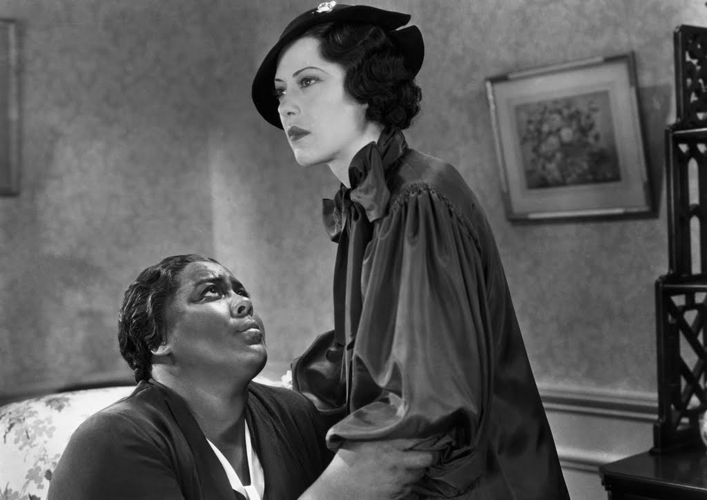 1934年主演電影《春風秋雨》（Imitation of Life）的女星Fredi Washington（圖右）飾演一名黑人女性偽裝成白人。