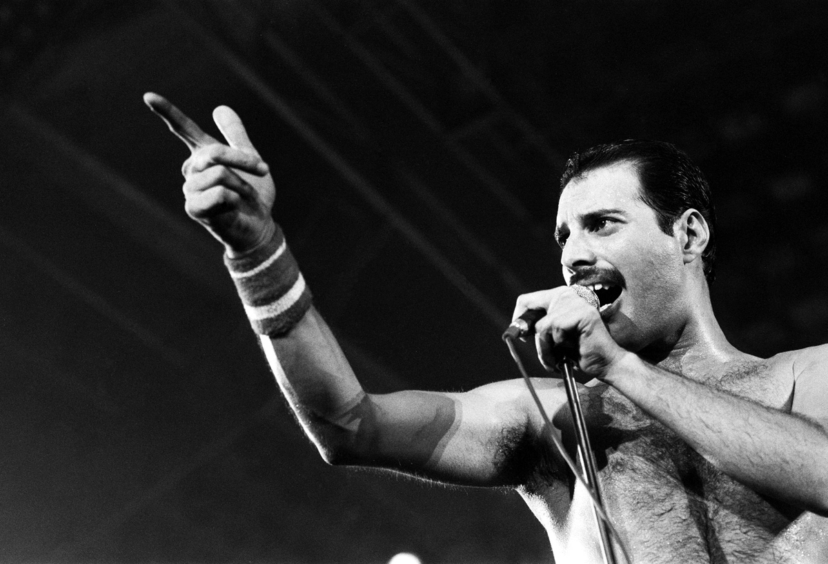 1991年11月24日，Freddie Mercury因為愛滋病併發的支氣管炎在倫敦家中猝然離世。所有人都懷念他高亢激勵人心的聲音，以及完美華麗的舞台表演。