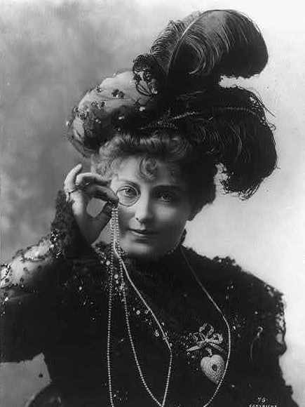 美國女演員莉蓮‧羅素（Lillian Russell）帶著鳥羽帽子的照片，攝於1898年。