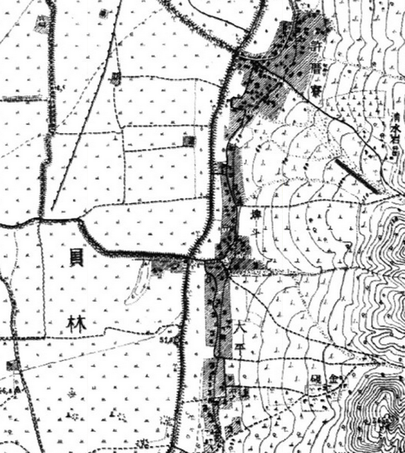 住家寧可蓋在坡腳，也不要浪費任何可耕地（1926年員林一帶）。