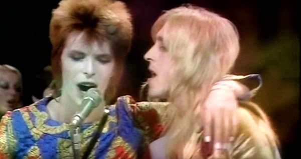 David Bowie漫不經心的把手搭在了吉他手Mick Ronson的肩膀上。